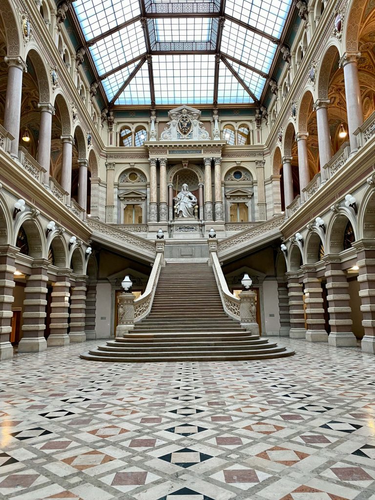 Un gran edificio con una escalera y un tragaluz